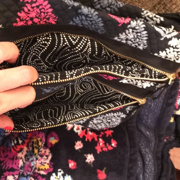 Unique Vera Bradley Triple Zip Hipster. Contrast lining and gold accents. - Picture 4 of 4